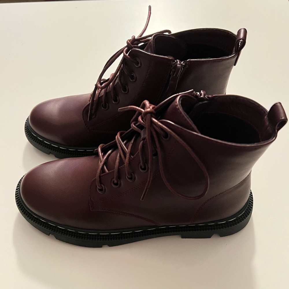 Size 6.5 wine color lace up combat flat heeled inner zipper closure boots